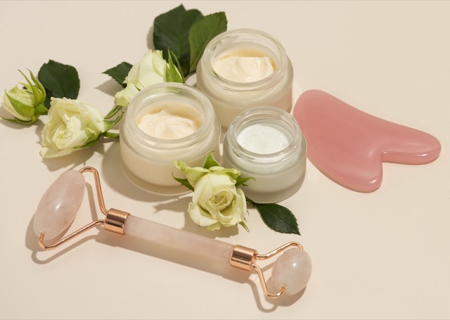Kozmetikumok, arcmasszírozó henger és gua sha