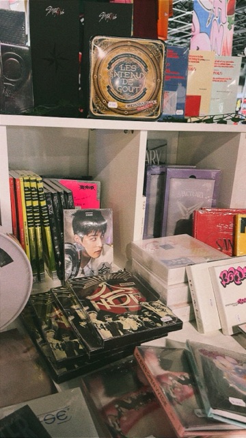 K-pop albumok és rajongói kiadványok a polcokon